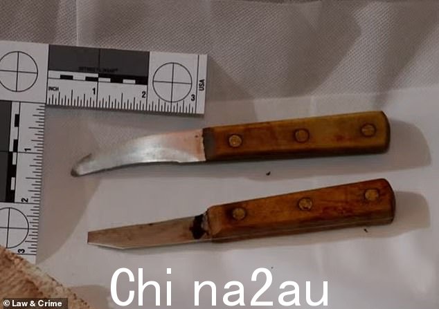 周一向法庭陪审团展示现场发现的刀具照片