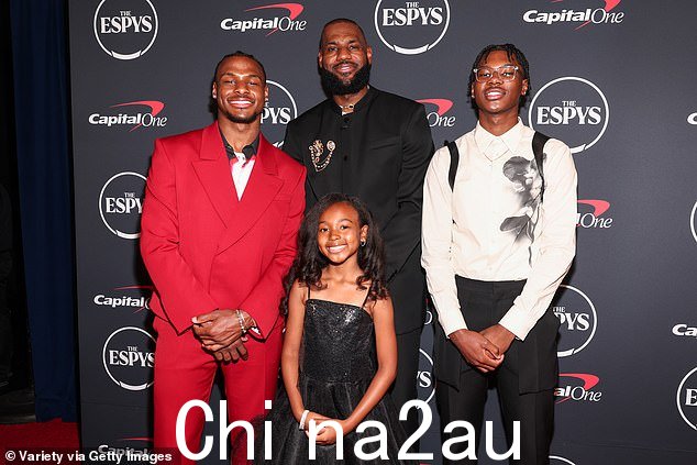 布朗尼,与勒布朗·詹姆斯、朱里·詹姆斯和布莱斯·詹姆斯在 2023 年 ESPYS 上合影,被救护车从南加州大学盖伦中心(学校篮球队的比赛地点)带走