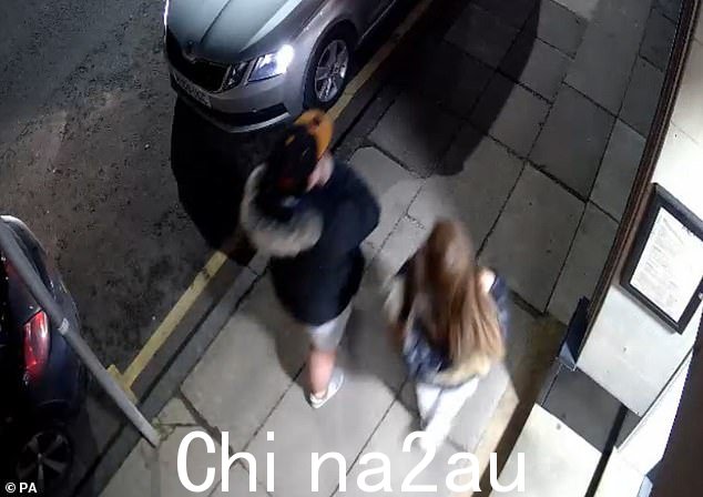 Connor 和 Amber 被杀的那天晚上,中央电视台拍到了她在一起的照片。晚上 9 点 55 分,有人看到两人在南拉纳克郡汉密尔顿的街道上行走
