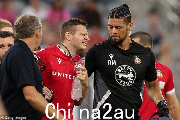 Wrexham球星保罗·穆林 (Paul Mullin) 肺部刺破后需要在球场上得到帮助