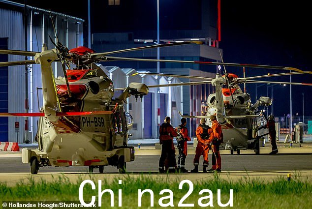 如图:参与弗里曼特尔公路轮救援行动的两架海岸警卫队直升机目前在海牙机场