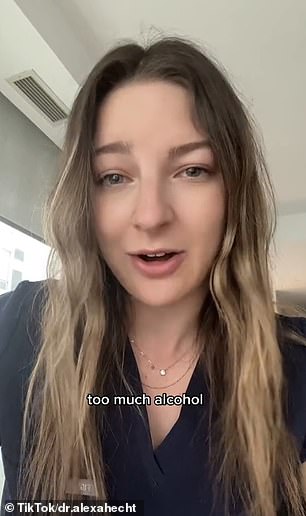 Alexa Hecht 博士,来自加拿大多伦多的验光师,图片来自 TikTok,警告过多的酒精和咖啡因会导致抽搐
