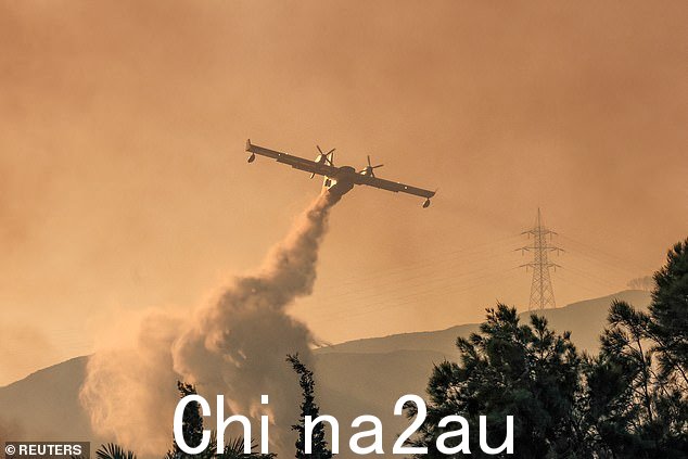 希腊:根纳村野火燃烧时,一架消防飞机制造出水滴di,罗德岛,7 月 25 日