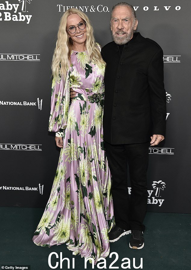 Taymouth Castle 于 2018 年由 Discovery Land Company 和护发巨头 John Paul DeJoria 收购,他的丈夫是前花花公子模特 Eloise Broady(合照)