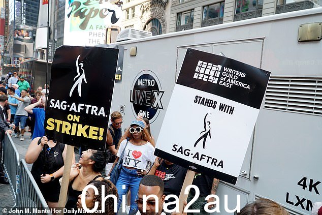 正在进行的罢工于 7 月 14 日午夜正式开始,在艺人罢工之后进行。提高工资和保护人工智能的要求没有得到满足。” class=
