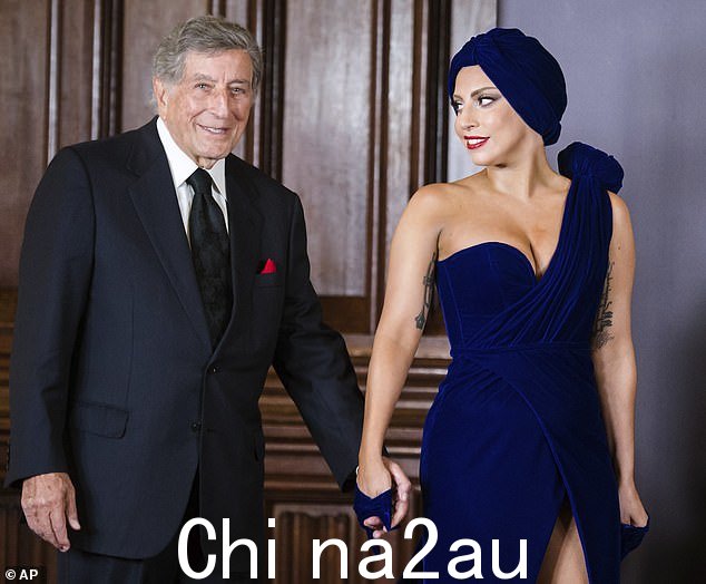 流行歌星和这位歌唱传奇的首次合作是 2014 年热门爵士唱片《Cheek to Cheek》。摄于 2014 年的布鲁塞尔