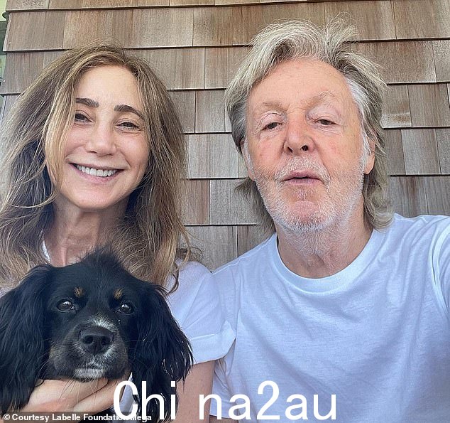 获救动物:保罗爵士麦卡特尼和妻子南希收养了一只救援犬,并将其命名为 Jet
