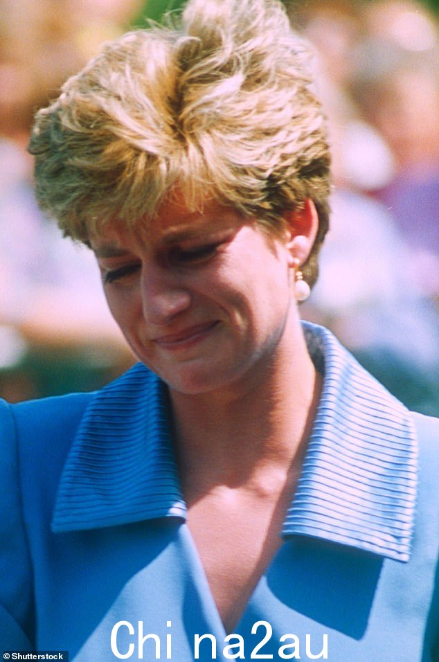 1992 年戴安娜王妃离开利物浦阿什沃斯临终关怀医院时泪流满面