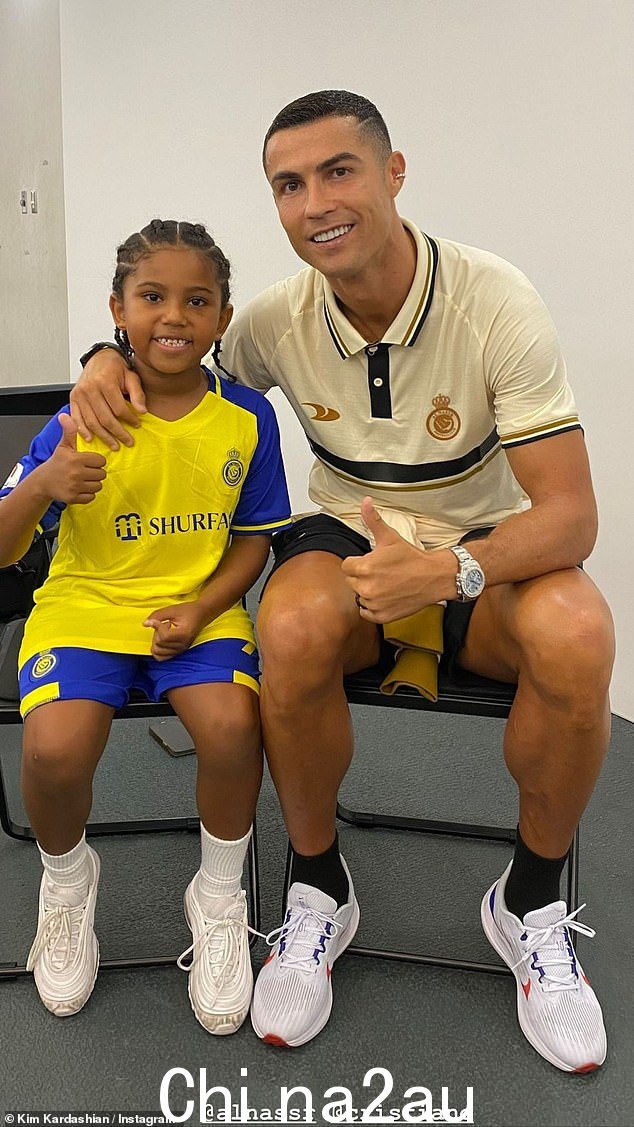 Saint 必须和他的偶像 Cristiano Ron 一起出去玩阿尔多,为内马尔的对手球队 Al-Nassr 效力并担任队长