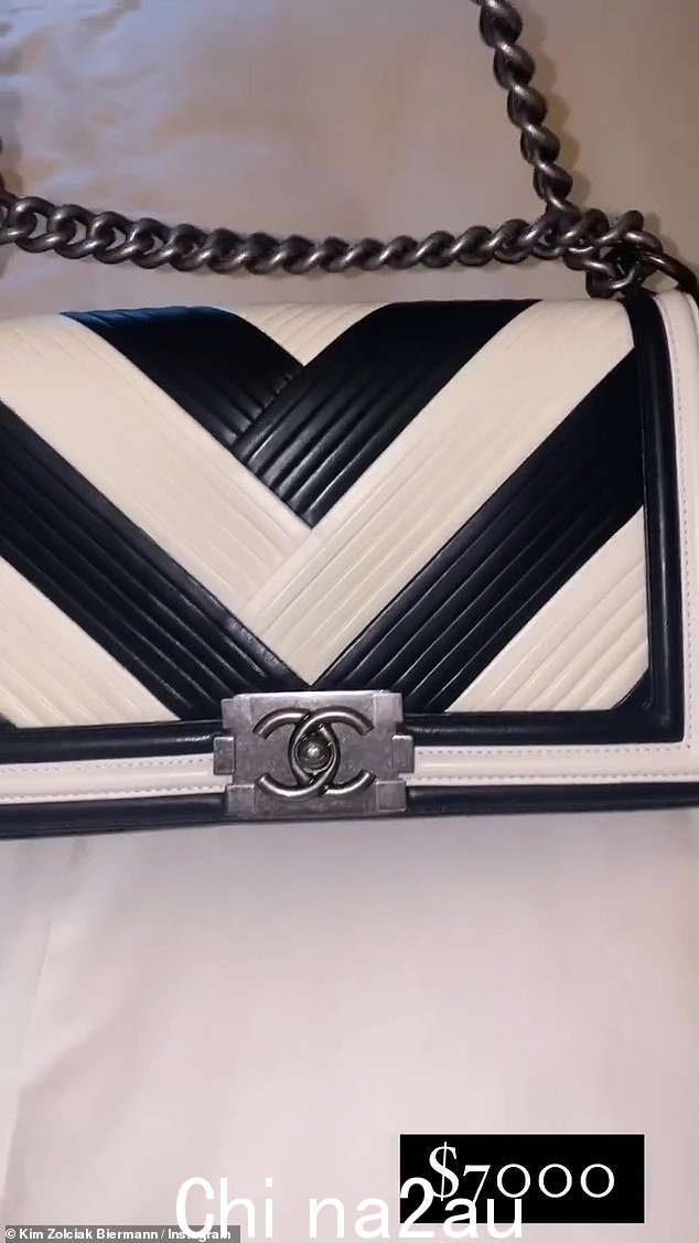 Chanel:价值 7,000 美元的 Chanel 黑白斜挎包