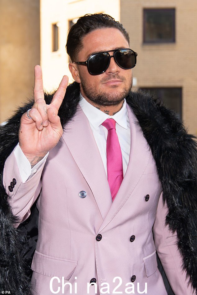 Stephen Bear,33 岁,3 月份在自家花园的闭路电视上偷偷拍摄了他与乔治亚·哈里森的遭遇,然后将其上传到 Onlyfans,之后于 3 月份被判处 21 个月监禁