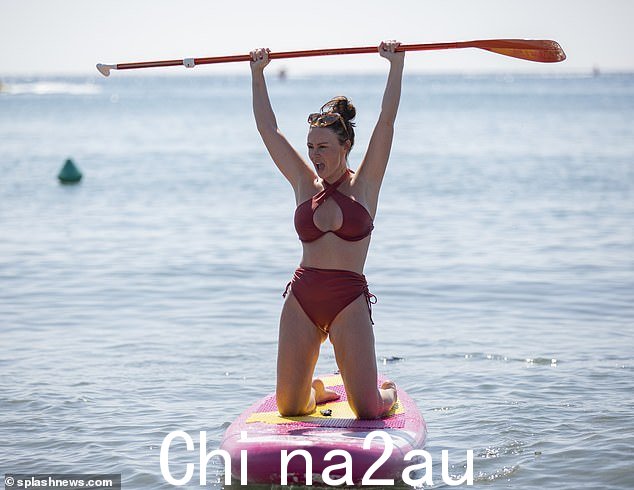 喜气洋洋:美女尝试水上运动时精神抖擞