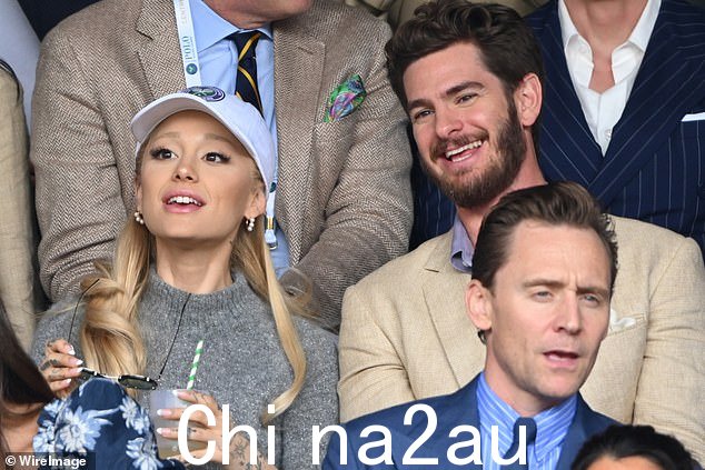 缺少一些东西:本月早些时候,阿丽亚娜 (Ariana) 与安德鲁·加菲尔德 (Andrew Garfield) 和汤姆·希德勒斯顿 (Tom Hiddleston) 一起参加温网时,没有戴结婚戒指