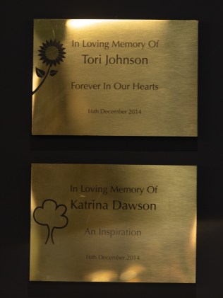 纪念遇难者的瘟疫被放置在新丹·墨菲餐厅的入口处。图片：提供