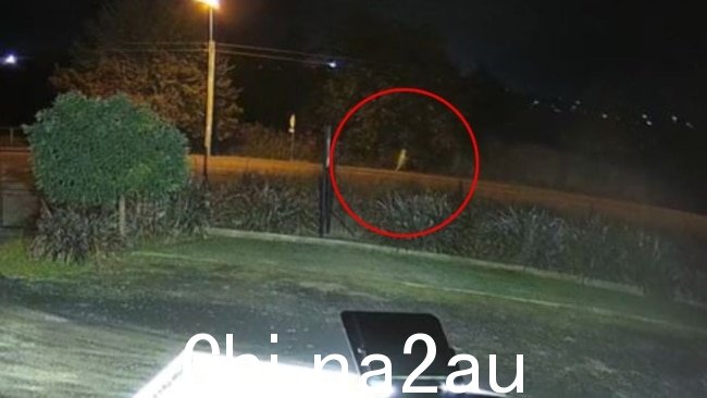 视频捕捉到了这名 14 岁女孩失踪当晚沿着亨利街行走的画面。图片:塔斯马尼亚警方。