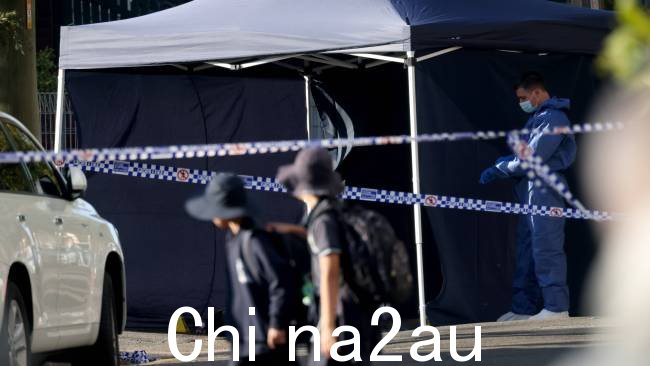 一名 20 多岁的男子于周四上午在悉尼西南部疑似另一起“有针对性”的袭击事件中被枪杀。图片：NCA NewsWire / Damian Shaw。” size=