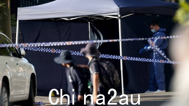 一名 20 多岁的男子于周四上午在悉尼西南部疑似另一起“有针对性”的袭击事件中被枪杀。图片:NCA NewsWire / Damian Shaw。” size=