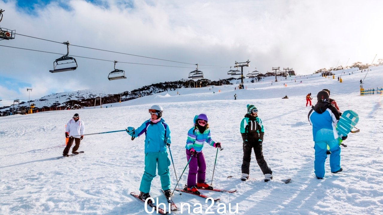 潜在半米降雪随着维多利亚州学校假期开始，滑雪胜地“ fetchpriority=