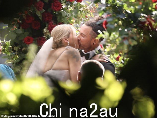 在甜美的植物和红玫瑰的映衬下,他们的结合简直就像童话故事里的一样