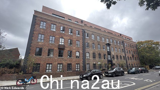 正弦在伦敦东南部的街区广告据信最近搬进了