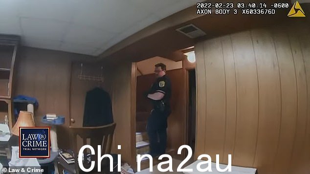 周一在法庭上显示的执法记录仪镜头韦莱德当警察在一个盖着毛巾的蓝色桶中发现 Thryion 的头部和阴茎的那一刻