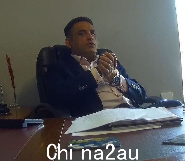 Malik Nazar Hayat(如图)告诉我们的记者,整个过程将花费 5,500 英镑现金,他坚称这个价格比他通常收取的类似费用 12,000 至 15,000 英镑要便宜。 case