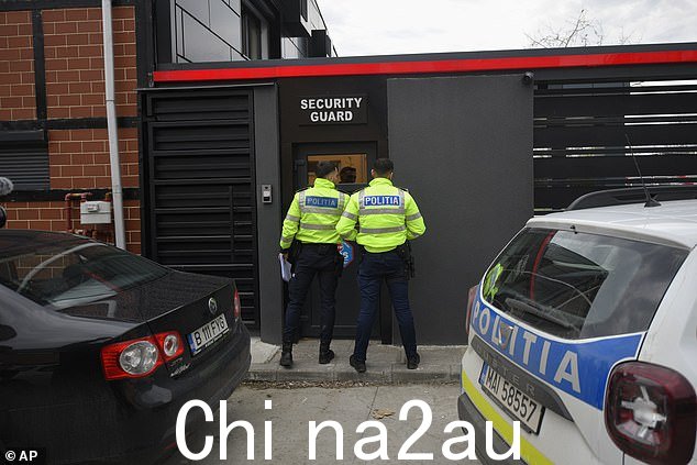 罗马尼亚警察等待进入安德鲁·泰特2023 年 4 月 1 日,他的兄弟特里斯坦在罗马尼亚布加勒斯特郊区的住所,检查他们是否在该地点