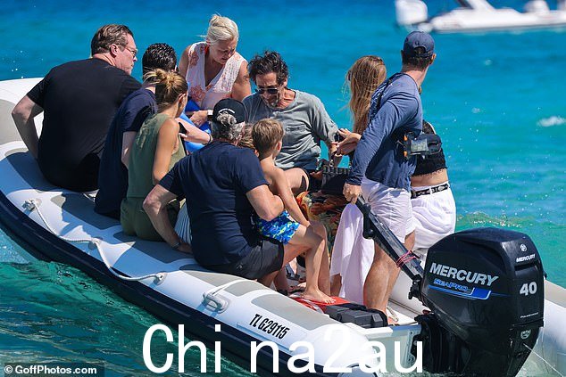出海:小组乘船抵达