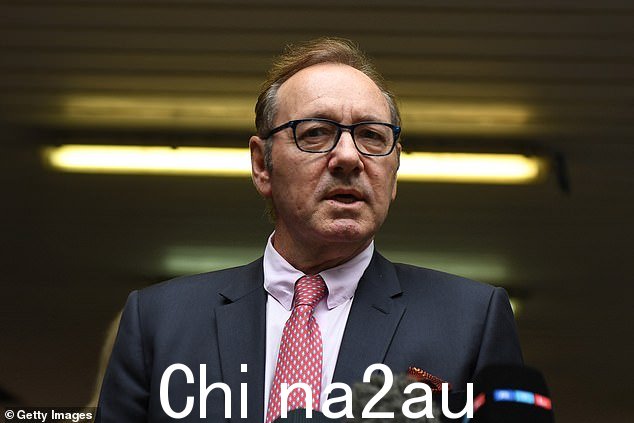 低先生在两人于 2019 年环游世界三个月后,恩斯坦向史派西送上了戒指