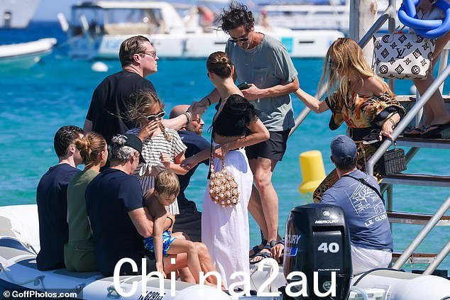 到达:有人发现这家人与演员阿德里安一起下船,用肋骨抵达名人热点地区