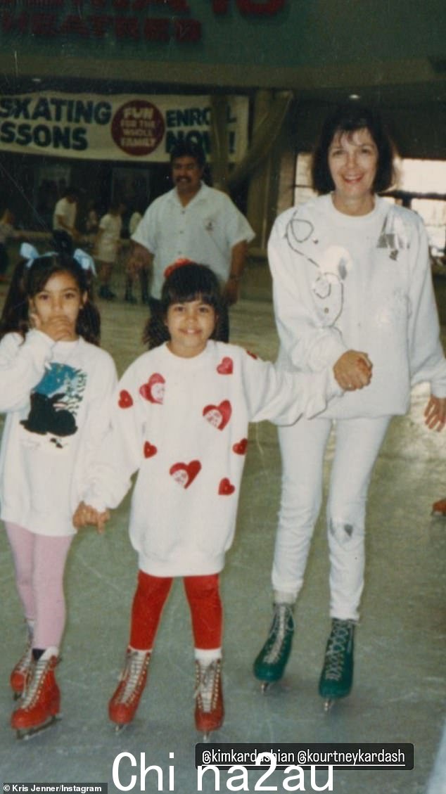 和她的女儿们一起! MJ 与她的孙女 Kim 和 Kourtney Kardashian 一起去滑冰