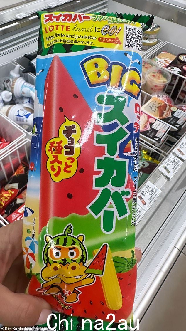 日本有趣! Kim 还在她的 Instagram 故事中分享了她在日本发现的一些小吃