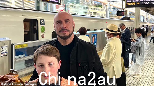 家庭旅行:约翰·特拉沃尔塔 (John Travolta) 向他的 500 万 Instagram 粉丝分享了他今年夏天全家去日本旅行的一些片段