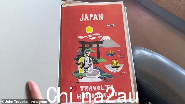 航空公司:他们都回来了再次登上飞机并飞往日本,而演员则预告了一份定制行程,封面上写着“特拉沃尔塔世界航空公司”,显示从西雅图到东京的飞行时间为 10 小时” class=