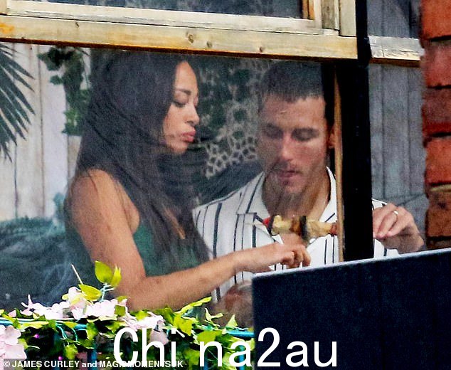 Yum:当天早些时候,人们看到 Katya 正在享受食物