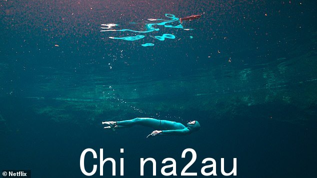 潜水员昏厥并被安全潜水员从水中拉出的镜头 - 经验丰富的潜水员在现场提供帮助 - 整个纪录片中都显示了