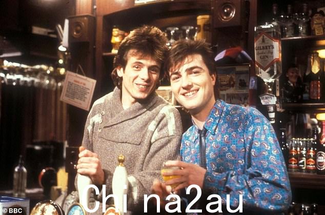 Tom Watt (左) 在 EastEnders 的前三年扮演乔治 'Lofty' Holloway 1985