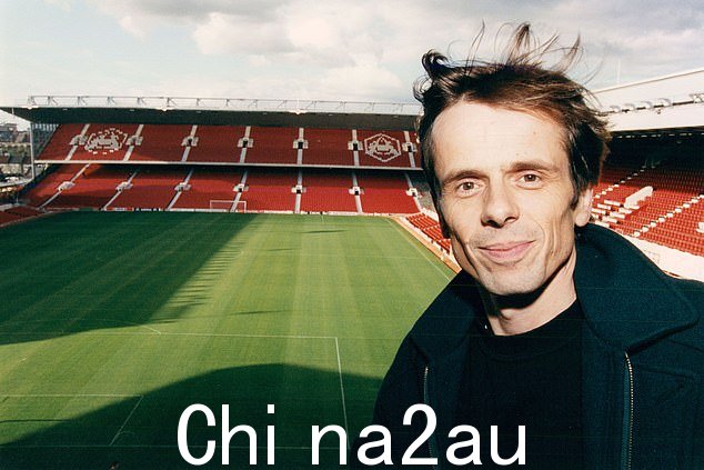 他放弃了这个角色并追求足球记者的职业生涯,包括为他心爱的阿森纳工作,并代写大卫·贝克汉姆的自传
