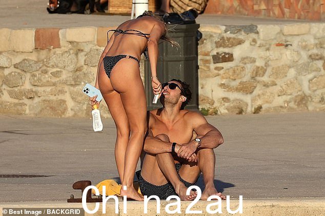 Peachy: 她还当他们在旅途中一起在 san 上放松时,她展示了他可爱的臀部