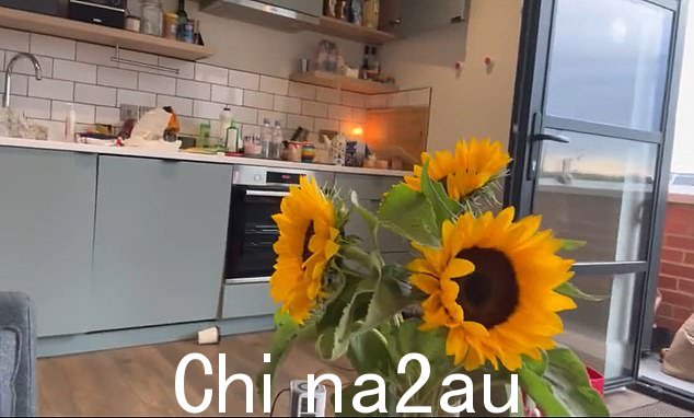 她说她很高兴回到伦敦的家,并向粉丝们展示了来自伦敦的向日葵一位朋友