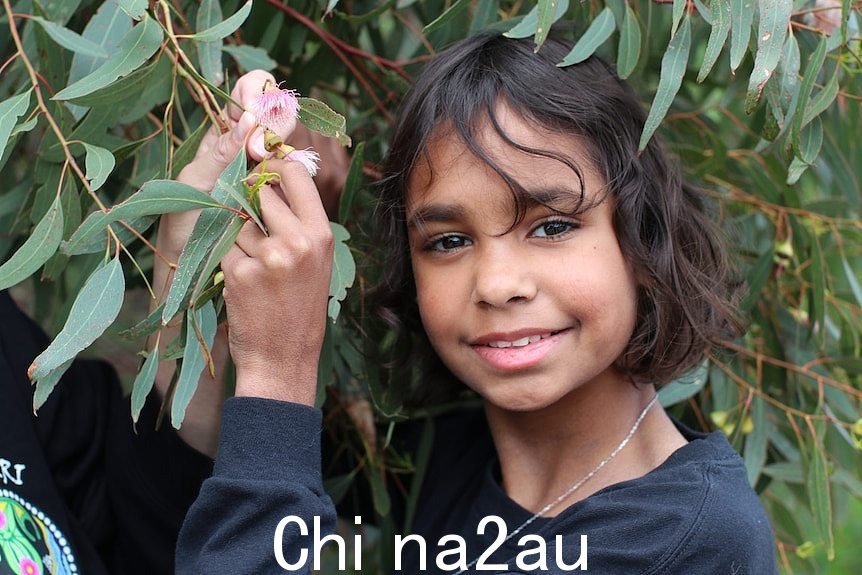 绿树丛中微笑的原住民女孩。