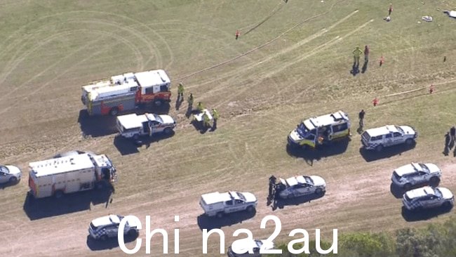 紧急救援人员赶到在收到两架轻型飞机在机场相撞的报告后赶赴现场。图片：9News