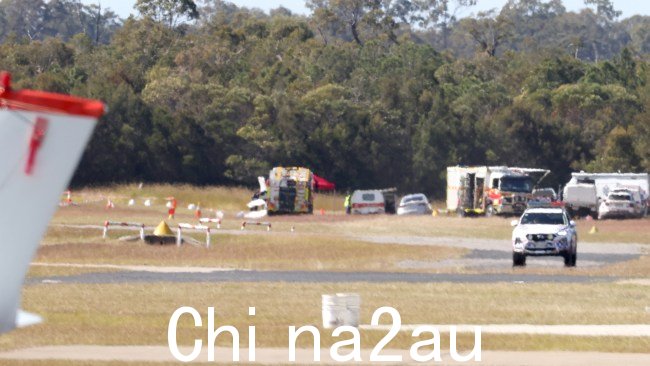 警方怀疑飞机一架飞机起飞时另一架飞机着陆时可能发生碰撞。图片：Steve Pohlner