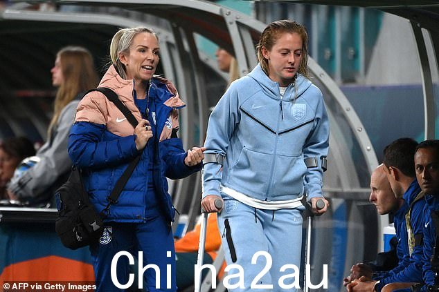 沃尔什下半场拄着拐杖替补出场,英格兰队将屏住呼吸了解她受伤的程度