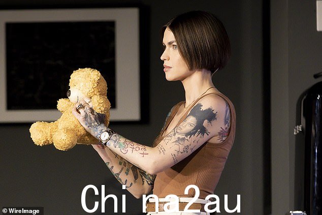 Ruby 于 2015 年凭借在 Netflix 剧集《女子监狱》中的突破性角色而一举成名。当她出演《生化危机:最终章》等大片时,她的演艺事业突飞猛进。 Chapter (2016) 和 Pitch Perfect 3 (2017)