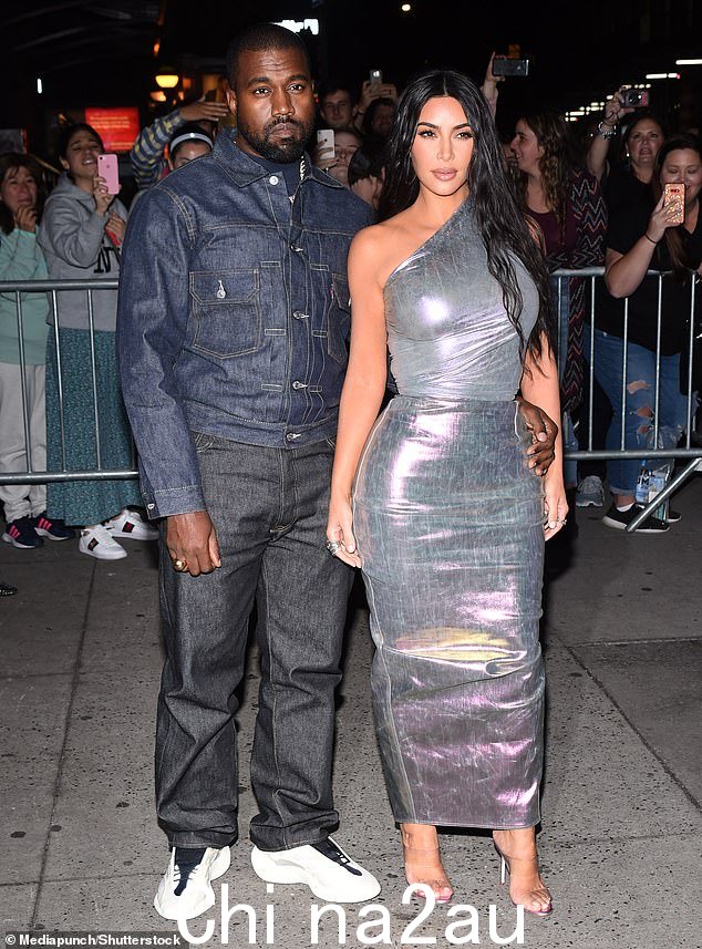 Kanye 于 2008 年与 Nas 一起巡演澳大利亚。这位 46 岁的 All of the Lights 热门歌手在 2008 年至 2010 年期间与 Amber Rose 约会,并于 2014 年与前妻 Kim 结婚,并与她育有四个孩子