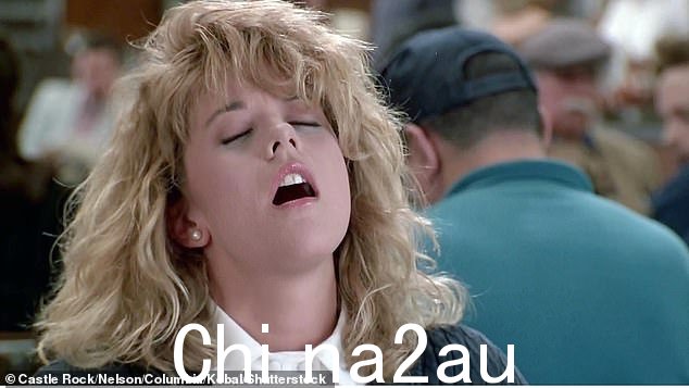 显然戴安娜王妃在观看著名的梅格·瑞恩“高潮”场景时大声笑起来。诺拉·艾芙隆 (Nora Ephron) 认为梅格·瑞安 (Meg Ryan) 不仅提出了在著名餐厅场景中假装高潮的想法,而且还首先提出了将其设置在餐厅中的想法