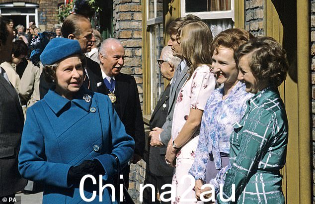 女王于 1982 年首次前往加冕街片场。如今,制作在曼彻斯特英国媒体城的新户外片场进行
