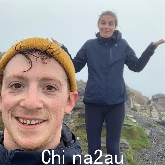 据消息人士透露,今年 4 月伊森开始拍摄该项目时,莉莉和她刚出生的儿子与伊森一起前往伦敦 - 就在她生下孩子八个月后