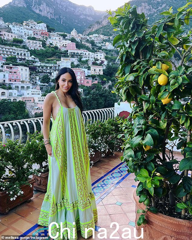 假期:Melissa Gorga 分享了本周前往意大利阿马尔菲海岸度假时拍摄的几张时尚照片,看起来棒极了